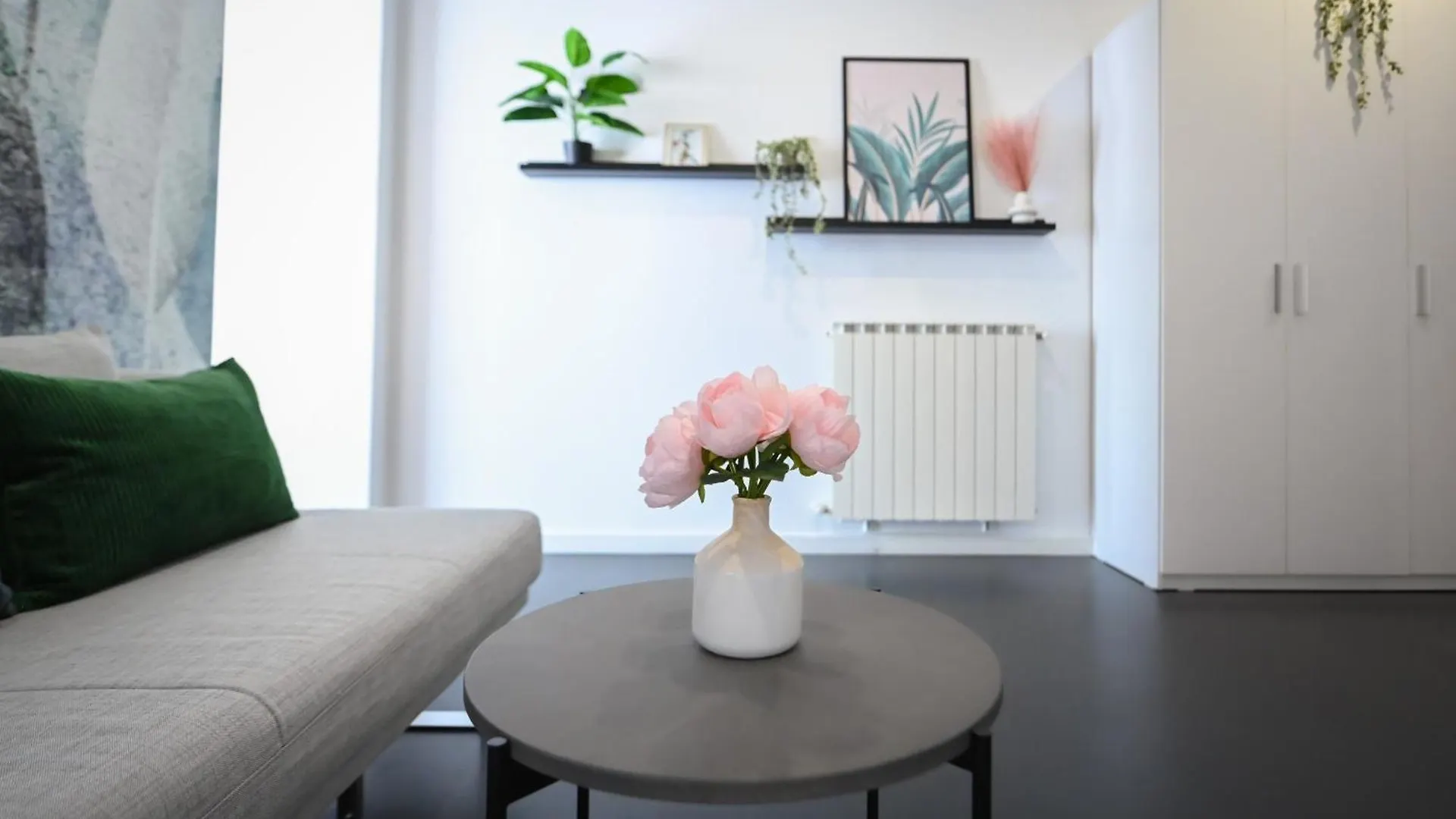 Urban Elegance - Stylish Central Accommodation Bucharest Romania