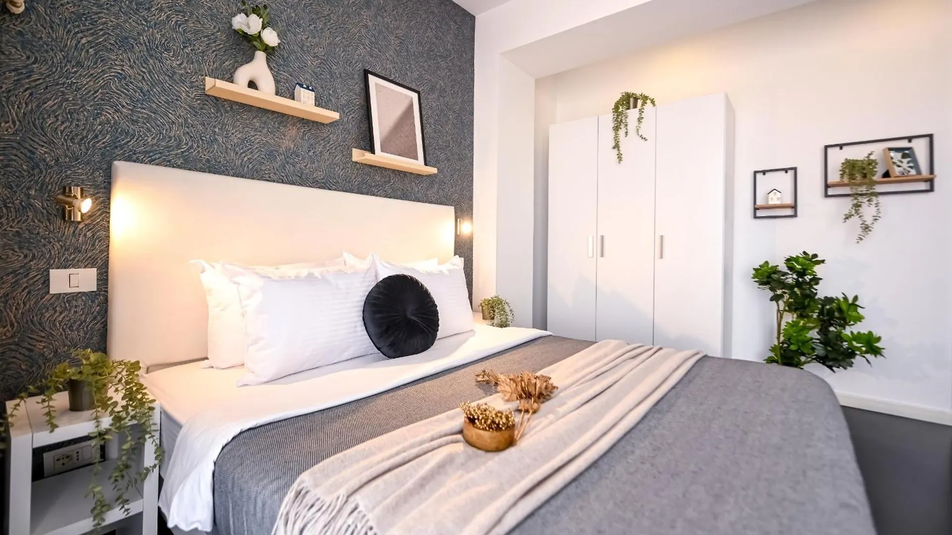 Urban Elegance - Stylish Central Accommodation Bucureşti 0*,